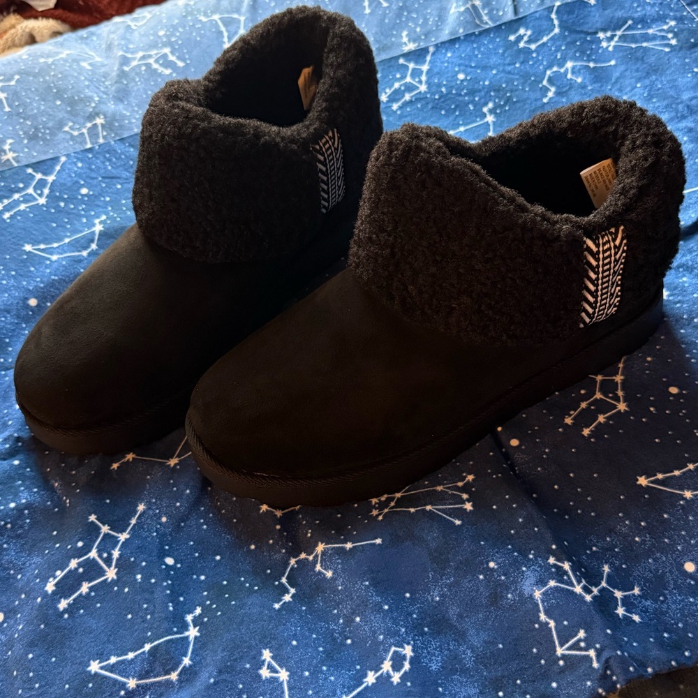 Makalu California Black & White Odina Fuzzy Boots